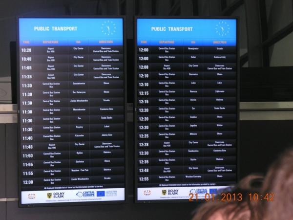 System informacji pasażerskiej w Porcie Lotniczym we Wrocławiu, zainstalowany w ramach projektu CHAPIONS- kliknij aby powiększyć