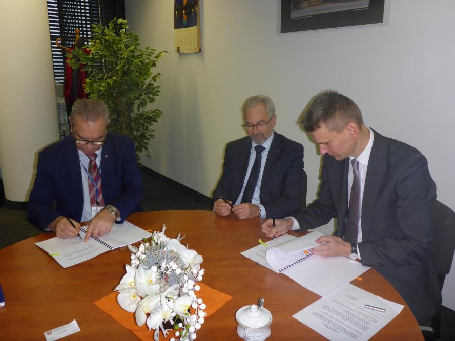Podpisanie umowy na wykonanie modernizacji  5. elektrycznych zespołów trakcyjnych serii EN57 będących w posiadaniu województwa- kliknij aby powiększyć