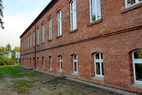 Ściana zewnętrzna starej części szkoły po wykonaniu rewitalizacji- kliknij aby powiększyć