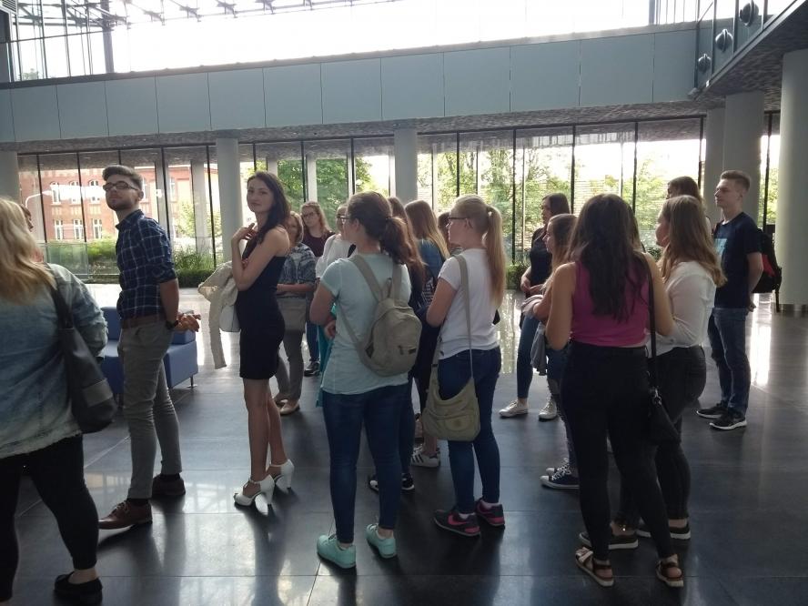 Młodzież podczas zwiedzania budynku Urzędu Marszałkowskiego Województwa Wielkopolskiego- kliknij aby powiększyć