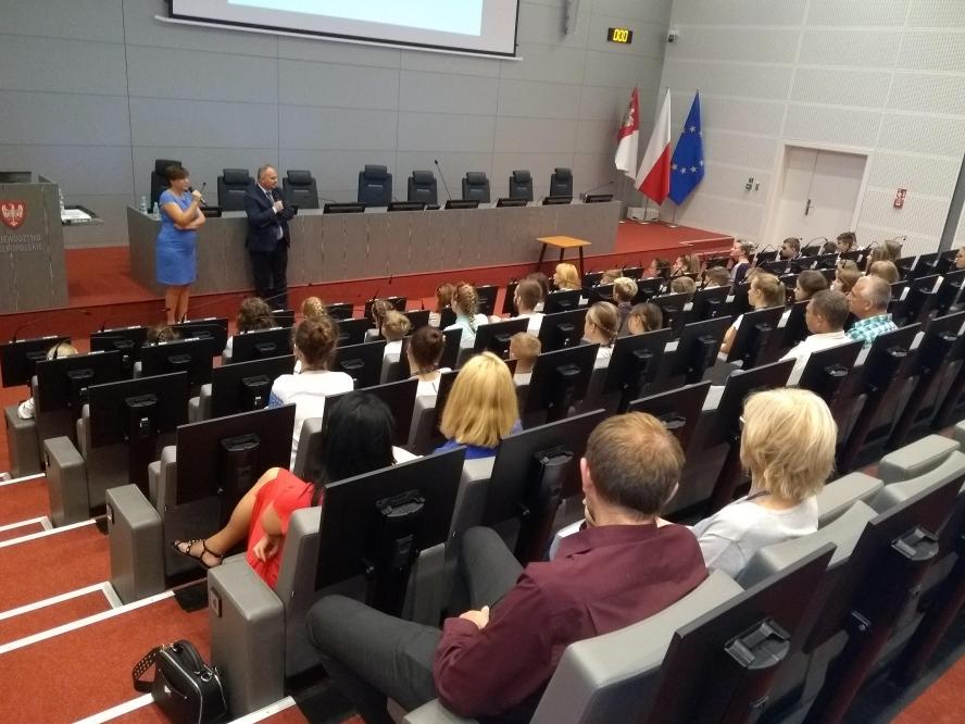 Spotkanie z młodzieżą na sali sesyjnej Sejmiku Województwa Wielkopolskiego- kliknij aby powiększyć
