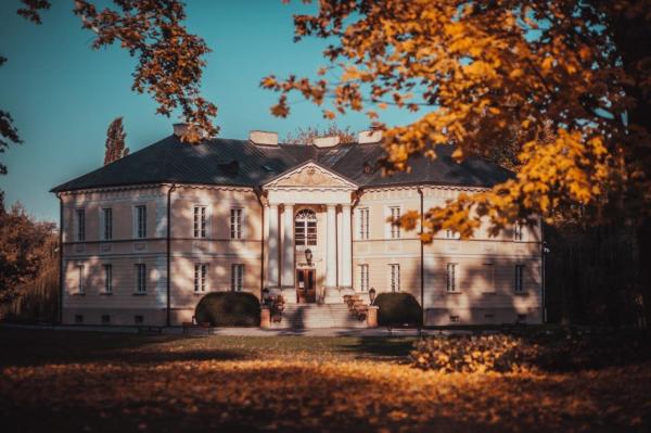 Pośród dotychczasowych laureatów konkursu znajdujemy m.in. zespół pałacowo-parkowy w Dobrzycy który jest siedzibą Muzeum Ziemiaństwa – instytucji kultury samorządu Województwa Wielkopolskiego (edycja 2017)- kliknij aby powiększyć