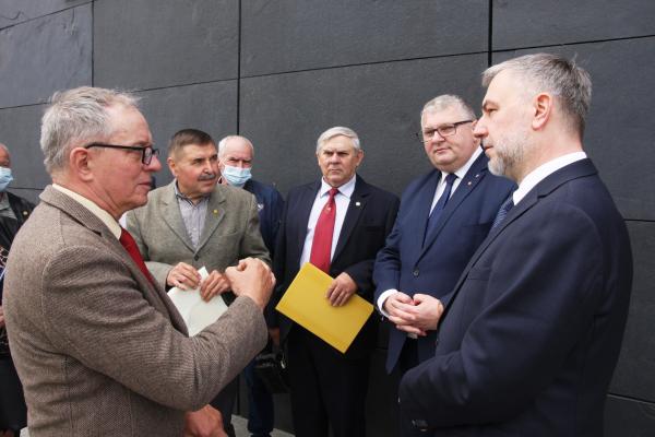 Marek Woźniak Marszałek Województwa Wielkopolskiego wicemarszałek Krzysztof Grabowski i Walenty Pawłowski prezes Zarządu Regionalnego Związku Pszczelarzy Wielkopolski Północnej w Chodzieży- kliknij aby powiększyć