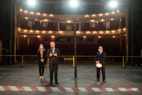 Wielki remont sceny w Teatrze Wielkim im. Stanisława Moniuszki w Poznaniu - kliknij aby powiększyć