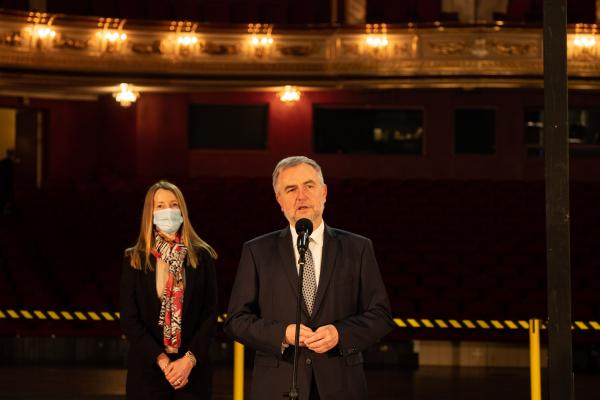 Wielki remont sceny w Teatrze Wielkim im. Stanisława Moniuszki w Poznaniu - kliknij aby powiększyć