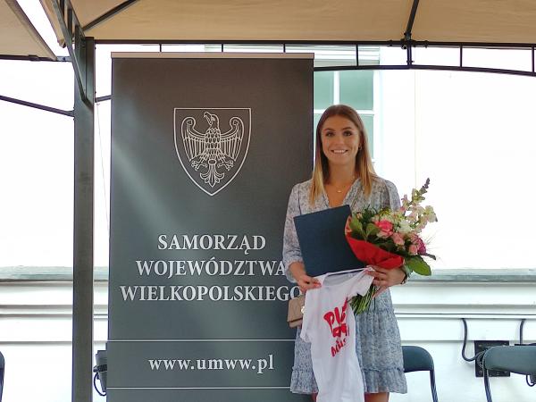 W środę 9 czerwca Klaudia Adamek odebrała z rąk Jacka Bogusławskiego członka Zarządu Województwa Wielkopolskiego stypendium olimpijskie przyznane przez Samorząd Województwa Wielkopolskiego.- kliknij aby powiększyć