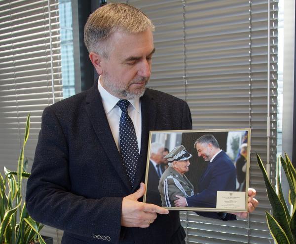 Z okazji jubileuszu stulecia urodzin Marek Woźniak Marszałek Województwa Wielkopolskiego przekazał na ręce Pana Generała Jana Podhorskiego życzenia i pamiątkową wspólną fotografię. - kliknij aby powiększyć