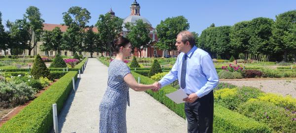 W Specjalnym Ośrodku Szkolno-Wychowawczym dla Dzieci Niewidomych im. Synów Pułku w Owińskach oraz Ośrodku Szkolno-Wychowawczym dla Dzieci Niesłyszących im. Józefa Sikorskiego w Poznaniu odbyło się uroczyste przekazanie sprzętu komputerowego dostarczonego szkołom w ramach projektu Cyfrowa Szkoła Wielkopolsk@2020.- kliknij aby powiększyć