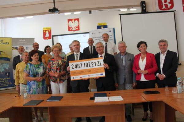 Przekazywanie czeku w Ostrzeszowie- kliknij aby powiększyć