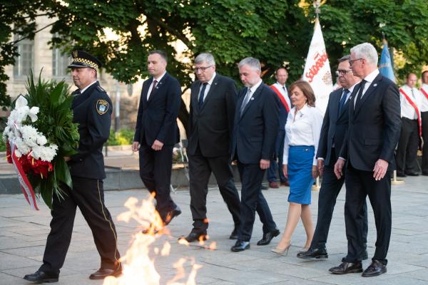 65 lat temu poznańscy robotnicy wystąpili przeciwko władzy domagając się wolności i chleba. Poznaniacy i Wielkopolanie oddali im hołd podczas rocznicowych uroczystości w których uczestniczył Marek Woźniak Marszałek Województwa Wielkopolskiego.- kliknij aby powiększyć