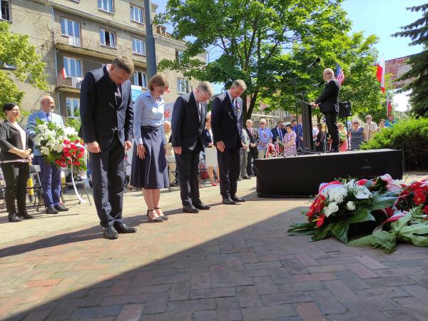 65 lat temu poznańscy robotnicy wystąpili przeciwko władzy domagając się wolności i chleba. Poznaniacy i Wielkopolanie oddali im hołd podczas rocznicowych uroczystości w których uczestniczył Marek Woźniak Marszałek Województwa Wielkopolskiego.- kliknij aby powiększyć