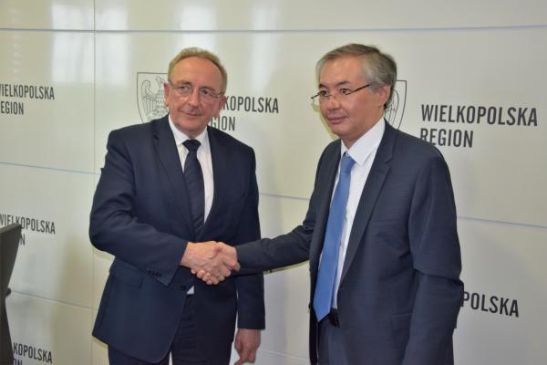 W czwartek 1 lipca Wicemarszałek Województwa Wielkopolskiego Wojciech Jankowiak spotkał się z Ambasadorem Nadzwyczajnym i Pełnomocnym Republiki Kazachstanu w RP Alimem Kirabayevem. Ambasadorowi towarzyszyła I Sekretarz Ambasady Kazachstanu oraz Radca Ambasady odpowiedzialny m.in. za sprawy ekonomiczne.- kliknij aby powiększyć