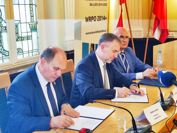 Podpisywanie umowy ze starostą wągrowieckim- kliknij aby powiększyć