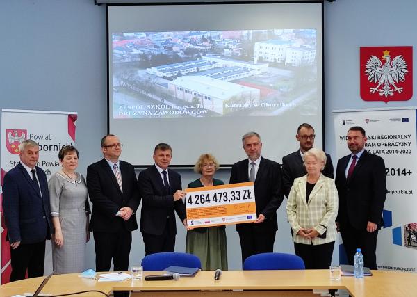 W Obornikach umowa podpisana i czek wręczony- kliknij aby powiększyć