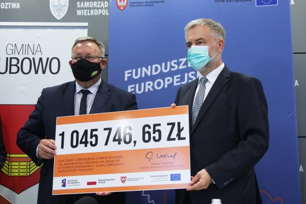 Marszałek Marek Woźniak podpisał umowy z Miastem Gniezno z Gminą Łubowo oraz Miastem i Gminą Czerniejewo - kliknij aby powiększyć
