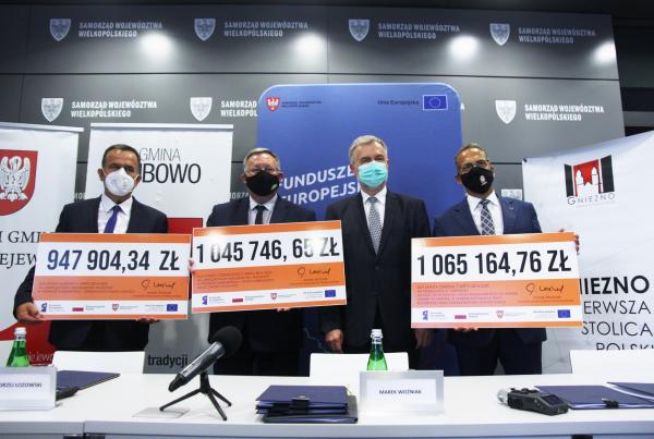 Marszałek Marek Woźniak podpisał umowy z Miastem Gniezno z Gminą Łubowo oraz Miastem i Gminą Czerniejewo - kliknij aby powiększyć