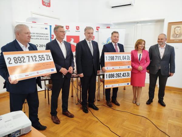 Konin: Podpisy Marszałka na unijnych umowach miasta i powiatu. Blisko 6 mln zł  dofinansowania na ekologiczny transport i kształcenie zawodowe - kliknij aby powiększyć