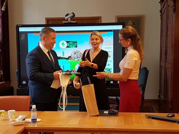 Groningen Airport Eelde jako pierwszy port na świecie tworzy Lotniczą Dolinę Wodorową. W lipcu delegacja Województwa Wielkopolskiego pod przewodnictwem Jacka Bogusławskiego Członka Zarządu Województwa przebywała z wizytą studyjną w Niderlandach. W delegacji udział również wzięli przedstawiciele Portu Lotniczego Poznań-Ławica oraz Departamentu Gospodarki.- kliknij aby powiększyć