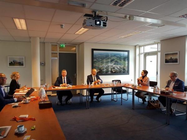 Groningen Airport Eelde jako pierwszy port na świecie tworzy Lotniczą Dolinę Wodorową. W lipcu delegacja Województwa Wielkopolskiego pod przewodnictwem Jacka Bogusławskiego, Członka Zarządu Województwa przebywała z wizytą studyjną w Niderlandach. W delegacji udział również wzięli przedstawiciele Portu Lotniczego Poznań-Ławica oraz Departamentu Gospodarki.- kliknij aby powiększyć