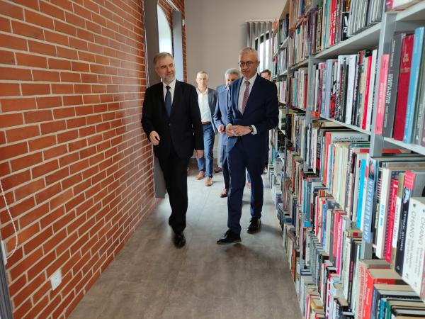 Marszałek Marek Woźniak w poniedziałek 26 lipca przebywał z wizytą w Pleszewie, gdzie odwiedził m.in. Miejską Bibliotekę Publiczną i Miejski Ośrodek Kultury Zajezdnia Kultury, podpisał także dwie umowy – z  Arkadiuszem Ptakiem - Burmistrzem Pleszewa oraz Maciejem Wasielewskim - Starostą Pleszewskim na dofinansowanie unijne z Wielkopolskiego Regionalnego Programu Operacyjnego na lata 2014-2020 projektów dotyczących budowy ścieżek rowerowych w Pleszewie oraz doposażenia i modernizacji Zespołu Szkół Technicznych Centrum Kształcenia Zawodowego- kliknij aby powiększyć