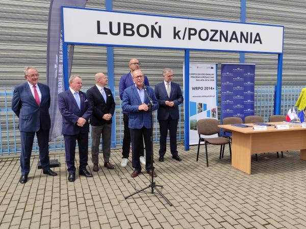 W środę Marszałek Marek Woźniak podpisał umowę na dofinansowanie unijne – w ramach Wielkopolskiego Regionalnego Programu Operacyjnego 2014-2020 (WRPO 2014) – projektu związanego z rewitalizacją linii kolejowej nr 357 na odcinku Drzymałowo - Wolsztyn.- kliknij aby powiększyć