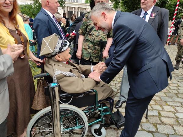 Marszałek Marek Woźniak wziął udział w uroczystych obchodach 77. rocznicy wybuchu Powstania Warszawskiego które odbyły się w niedzielę 1 sierpnia w Poznaniu.- kliknij aby powiększyć