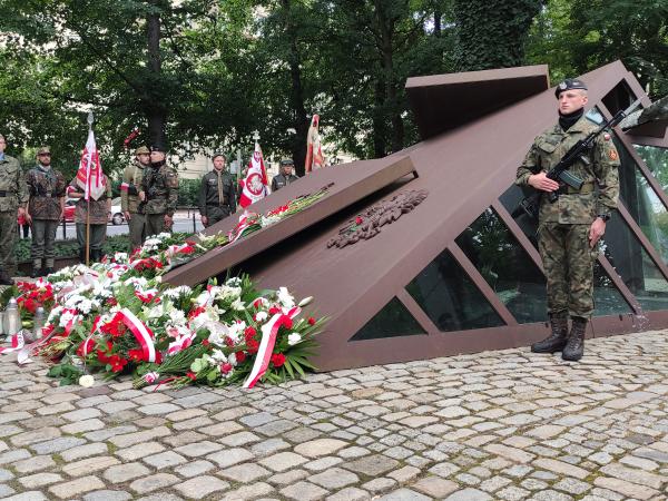 Marszałek Marek Woźniak wziął udział w uroczystych obchodach 77. rocznicy wybuchu Powstania Warszawskiego które odbyły się w niedzielę 1 sierpnia w Poznaniu.- kliknij aby powiększyć