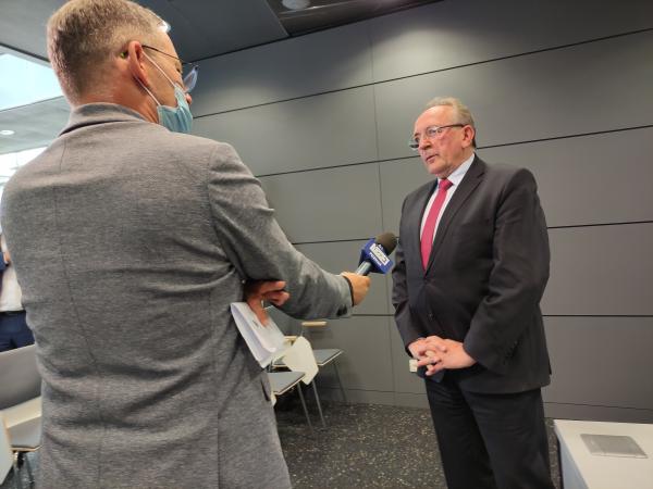 W piątek Wicemarszałek Wojciech Jankowiak i Maciej Adamczak Prezes Zarządu Spółki BBF Sp. z o.o. podpisali umowy (Opracowanie dokumentacji pod nazwą: Wstępne Studium Planistyczno – Prognostyczne dla projektów w ramach programu Kolej) dla dwóch ważnych kolejowych projektów: Rewitalizacja linii kolejowej nr 360 na odcinku Gostyń – Kąkolewo oraz Budowa nowej linii kolejowej Turek – Konin.- kliknij aby powiększyć