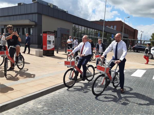 W dniu 2 sierpnia Wojciech Jankowiak Wicemarszałek Województwa Wielkopolskiego wziął udział w uroczystej inauguracji Zintegrowanego Centrum Przesiadkowego w Gnieźnie połączonej z uruchomieniem Gnieźnieńskiego Roweru Miejskiego.- kliknij aby powiększyć