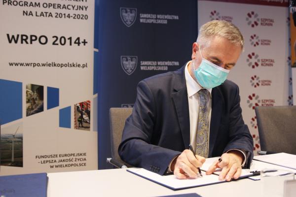 Marszałek podpisuje umowy ze szpitalami wojewódzkimi- kliknij aby powiększyć