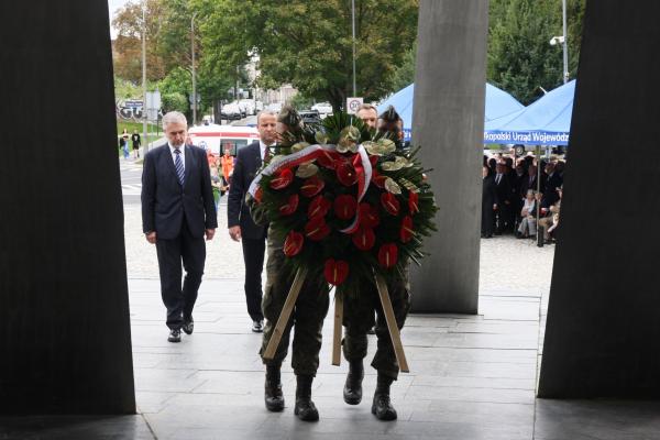 Chwała bohaterom pamięć o ofiarach - kliknij aby powiększyć