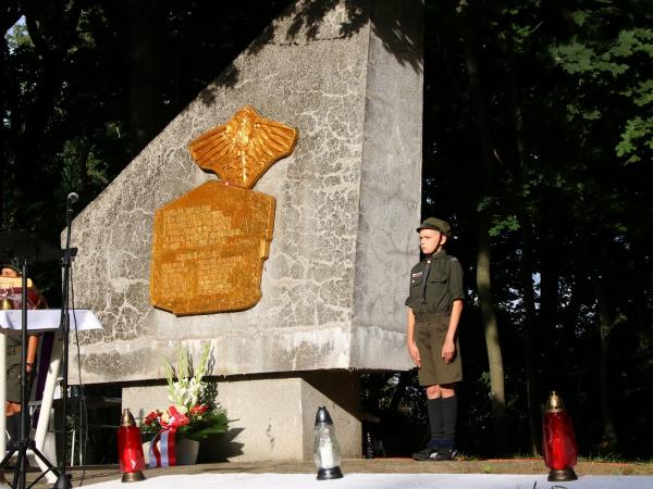 Uroczystości przy Pomniku Ofiar Faszyzmu w Łagiewnikach fot. UG w Suchym Lesie - kliknij aby powiększyć