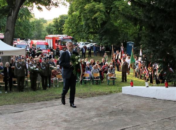 Uroczystości przy Pomniku Ofiar Faszyzmu w Łagiewnikach fot. UG w Suchym Lesie - kliknij aby powiększyć