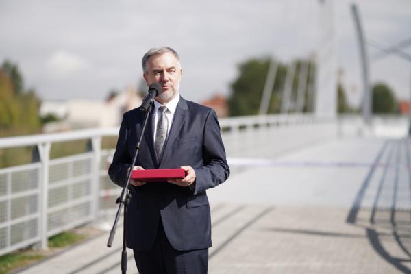 Promenada na Jeziorem Kórnickim z roku na rok przyciąga coraz więcej turystów. W czwartek odbyło się uroczyste otwarcie jej ostatniego elementu - kładki która połączyła dwa brzegi jeziora. W uroczystości wziął udział Marszałek Marek Woźniak. - Kórnik to bez wątpienia jedna z wizytówek Wielkopolski – mówił Marszałek. Fot. UMiG Kórnik- kliknij aby powiększyć