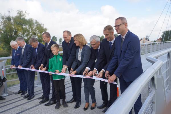 Promenada na Jeziorem Kórnickim z roku na rok przyciąga coraz więcej turystów. W czwartek odbyło się uroczyste otwarcie jej ostatniego elementu - kładki która połączyła dwa brzegi jeziora. W uroczystości wziął udział Marszałek Marek Woźniak. - Kórnik to bez wątpienia jedna z wizytówek Wielkopolski – mówił Marszałek. Fot. UMiG Kórnik- kliknij aby powiększyć