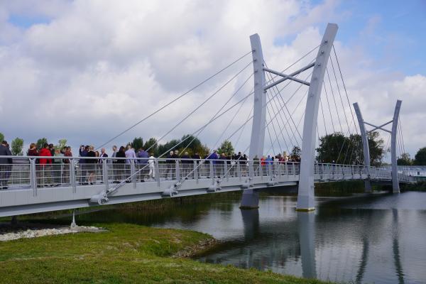 Promenada na Jeziorem Kórnickim z roku na rok przyciąga coraz więcej turystów. W czwartek odbyło się uroczyste otwarcie jej ostatniego elementu - kładki która połączyła dwa brzegi jeziora. W uroczystości wziął udział Marszałek Marek Woźniak. - Kórnik to bez wątpienia jedna z wizytówek Wielkopolski – mówił Marszałek. Fot. UMiG Kórnik- kliknij aby powiększyć