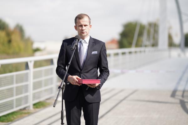 Promenada na Jeziorem Kórnickim z roku na rok przyciąga coraz więcej turystów. W czwartek odbyło się uroczyste otwarcie jej ostatniego elementu - kładki która połączyła dwa brzegi jeziora. W uroczystości wziął udział Marszałek Marek Woźniak. - Kórnik to bez wątpienia jedna z wizytówek Wielkopolski – mówił Marszałek. Fot. UMiG Kórnik- kliknij aby powiększyć