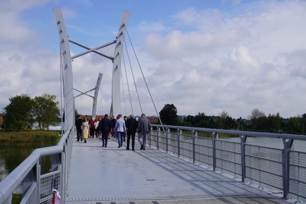 Promenada na Jeziorem Kórnickim z roku na rok przyciąga coraz więcej turystów. W czwartek odbyło się uroczyste otwarcie jej ostatniego elementu - kładki która połączyła dwa brzegi jeziora. W uroczystości wziął udział Marszałek Marek Woźniak. - Kórnik to bez wątpienia jedna z wizytówek Wielkopolski – mówił Marszałek. Fot. UMiG Kórnik- kliknij aby powiększyć