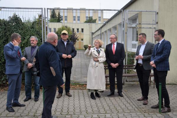 W dniu 23 września Wicemarszałek Województwa Wielkopolskiego Wojciech Jankowiak złożył wizytę w powiecie obornickim w trakcie której przekazał druhom z OSP sprzęt ratujący życie ofiar wypadków drogowych a także dokonał wizytacji Zespołu Szkół im. gen. Tadeusza Kutrzeby w Obornikach- kliknij aby powiększyć