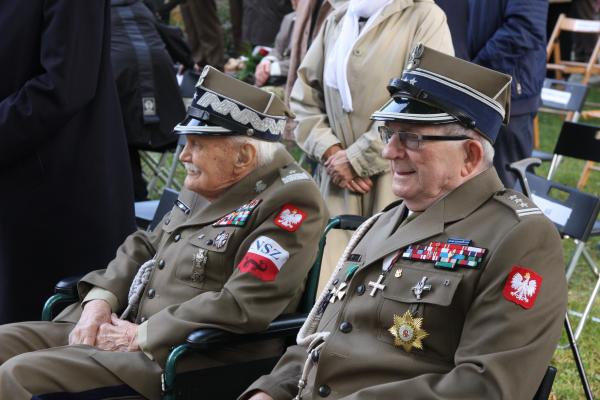 27 września w dniu 82. rocznicy powstania Polskiego Państwa Podziemnego Marek Woźniak - Marszałek Województwa Wielkopolskiego oddał hołd jego twórcom i działaczom oraz żołnierzom Armii Krajowej zbrojnego ramienia jedynego takiego fenomenu państwowego w Europie. - Wszyscy jesteśmy spadkobiercami Polskiego Państwa Podziemnego i wszyscy powinniśmy zachować je w sercu wzorować się na postawach aktywnych uczestnikach tego czasu bo dzięki temu ojczyzna i naród będą trwały – mówił podczas uroczystości Marszałek.- kliknij aby powiększyć