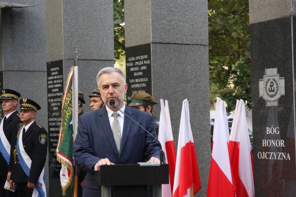 27 września w dniu 82. rocznicy powstania Polskiego Państwa Podziemnego Marek Woźniak - Marszałek Województwa Wielkopolskiego oddał hołd jego twórcom i działaczom oraz żołnierzom Armii Krajowej zbrojnego ramienia jedynego takiego fenomenu państwowego w Europie. - Wszyscy jesteśmy spadkobiercami Polskiego Państwa Podziemnego i wszyscy powinniśmy zachować je w sercu wzorować się na postawach aktywnych uczestnikach tego czasu bo dzięki temu ojczyzna i naród będą trwały – mówił podczas uroczystości Marszałek.- kliknij aby powiększyć