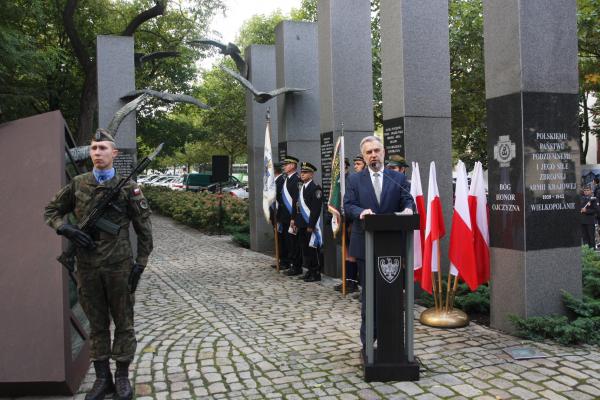 27 września w dniu 82. rocznicy powstania Polskiego Państwa Podziemnego Marek Woźniak - Marszałek Województwa Wielkopolskiego oddał hołd jego twórcom i działaczom oraz żołnierzom Armii Krajowej zbrojnego ramienia jedynego takiego fenomenu państwowego w Europie. - Wszyscy jesteśmy spadkobiercami Polskiego Państwa Podziemnego i wszyscy powinniśmy zachować je w sercu wzorować się na postawach aktywnych uczestnikach tego czasu bo dzięki temu ojczyzna i naród będą trwały – mówił podczas uroczystości Marszałek.- kliknij aby powiększyć