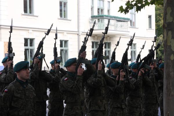 27 września w dniu 82. rocznicy powstania Polskiego Państwa Podziemnego Marek Woźniak - Marszałek Województwa Wielkopolskiego oddał hołd jego twórcom i działaczom oraz żołnierzom Armii Krajowej zbrojnego ramienia jedynego takiego fenomenu państwowego w Europie. - Wszyscy jesteśmy spadkobiercami Polskiego Państwa Podziemnego i wszyscy powinniśmy zachować je w sercu wzorować się na postawach aktywnych uczestnikach tego czasu bo dzięki temu ojczyzna i naród będą trwały – mówił podczas uroczystości Marszałek.- kliknij aby powiększyć