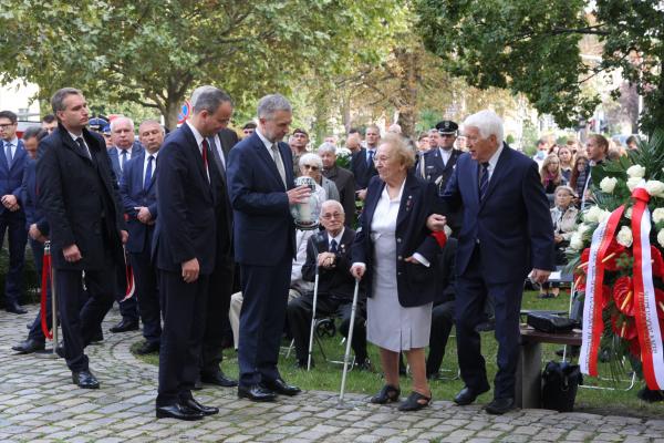 27 września w dniu 82. rocznicy powstania Polskiego Państwa Podziemnego Marek Woźniak - Marszałek Województwa Wielkopolskiego oddał hołd jego twórcom i działaczom oraz żołnierzom Armii Krajowej zbrojnego ramienia jedynego takiego fenomenu państwowego w Europie. - Wszyscy jesteśmy spadkobiercami Polskiego Państwa Podziemnego i wszyscy powinniśmy zachować je w sercu wzorować się na postawach aktywnych uczestnikach tego czasu bo dzięki temu ojczyzna i naród będą trwały – mówił podczas uroczystości Marszałek.- kliknij aby powiększyć