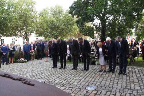 27 września w dniu 82. rocznicy powstania Polskiego Państwa Podziemnego Marek Woźniak - Marszałek Województwa Wielkopolskiego oddał hołd jego twórcom i działaczom oraz żołnierzom Armii Krajowej zbrojnego ramienia jedynego takiego fenomenu państwowego w Europie. - Wszyscy jesteśmy spadkobiercami Polskiego Państwa Podziemnego i wszyscy powinniśmy zachować je w sercu wzorować się na postawach aktywnych uczestnikach tego czasu bo dzięki temu ojczyzna i naród będą trwały – mówił podczas uroczystości Marszałek.- kliknij aby powiększyć