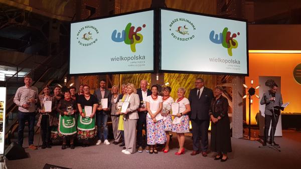 Wicemarszałek Krzysztof Grabowski z laureatami  XX edycji konkursu Nasze Kulinarne Dziedzictwo-Smaki Regionów- kliknij aby powiększyć