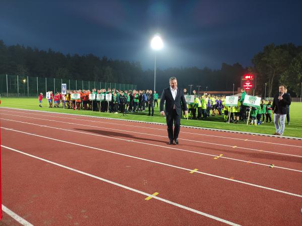 Jacek Bogusławski Członek Zarządu Województwa Wielkopolskiego uczestniczył w otwarciu stadionu w Gminie Budzyń. - kliknij aby powiększyć