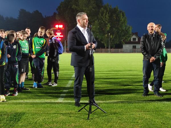 Jacek Bogusławski Członek Zarządu Województwa Wielkopolskiego uczestniczył w otwarciu stadionu w Gminie Budzyń. - kliknij aby powiększyć