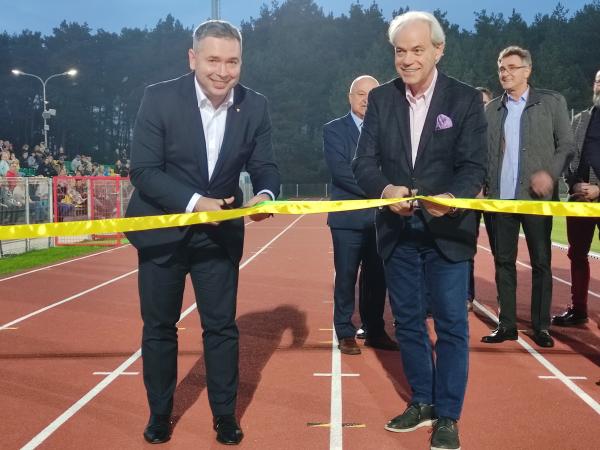 Jacek Bogusławski Członek Zarządu Województwa Wielkopolskiego uczestniczył w otwarciu stadionu w Gminie Budzyń. - kliknij aby powiększyć