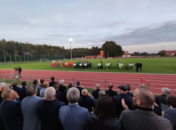 Jacek Bogusławski Członek Zarządu Województwa Wielkopolskiego uczestniczył w otwarciu stadionu w Gminie Budzyń. - kliknij aby powiększyć